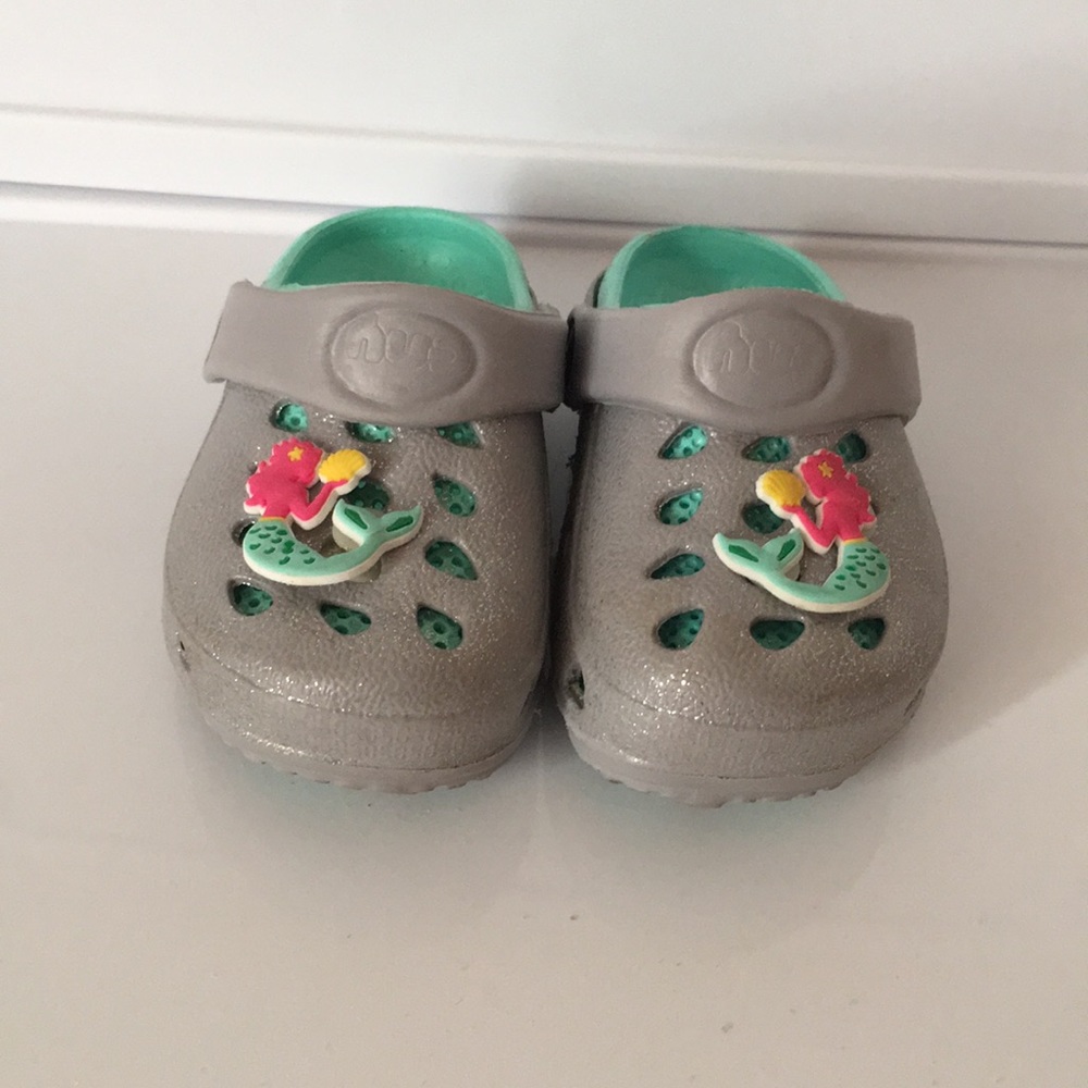Capelli New York Kids croc style shoe Size 4-5